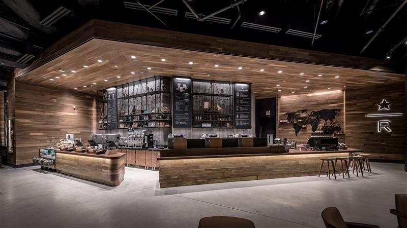 Foto della zona bar della sede di Starbucks a New york.