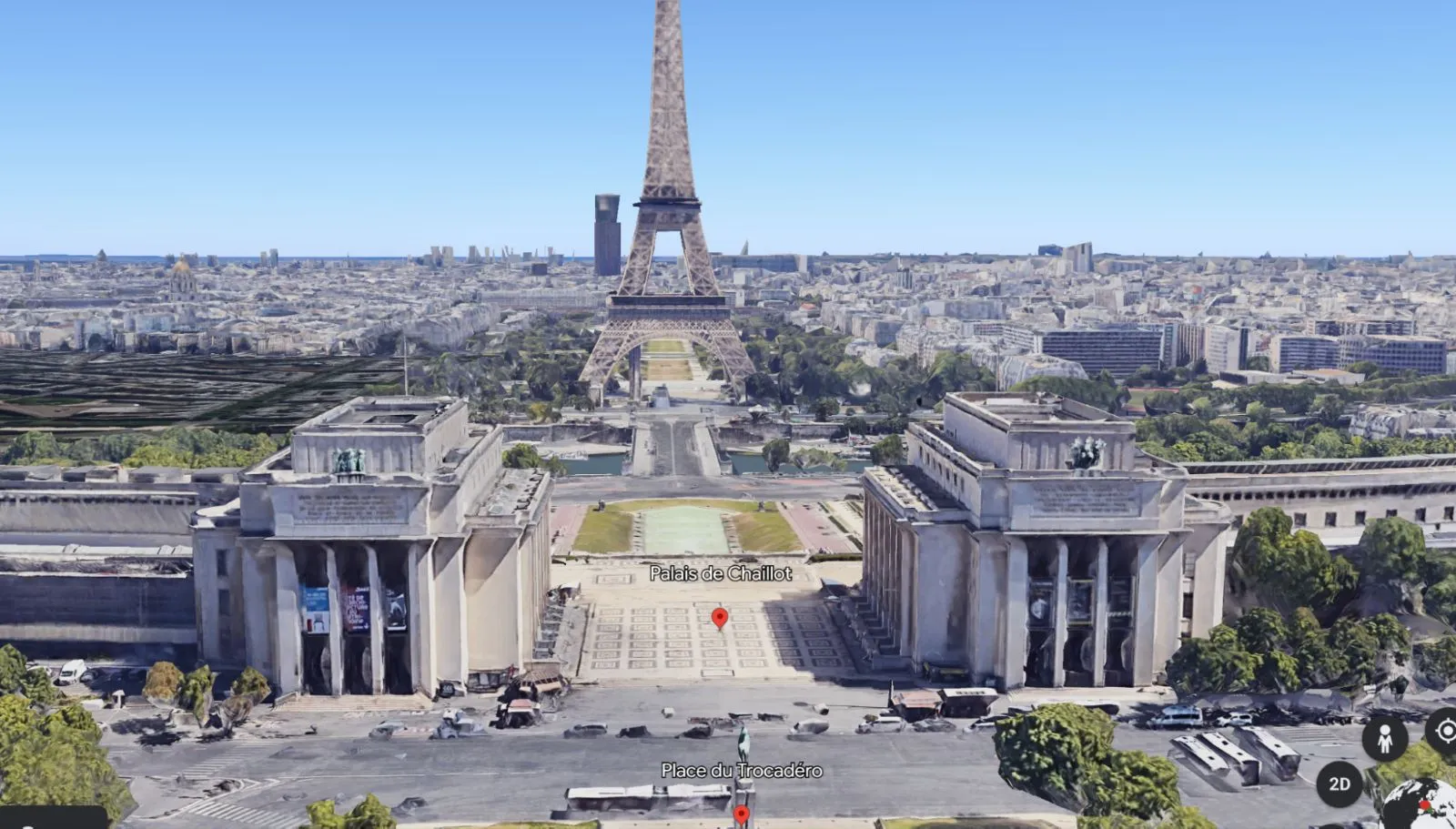 Google Street View mostra il Teatro Nazionale di Danza Chaillot rispetto alla Torre Eiffel.