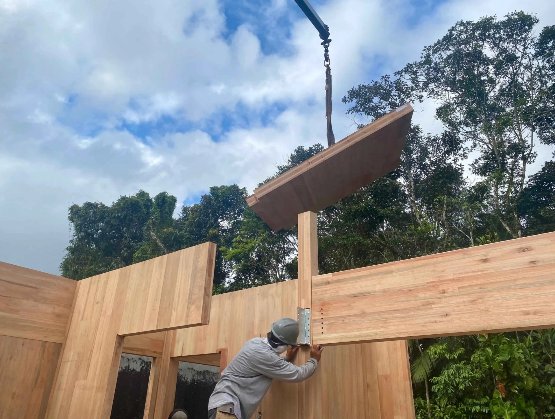 Assemblaggio dello stesso dettaglio costruttivo in una casa in CLT, in un cantiere senza carta.